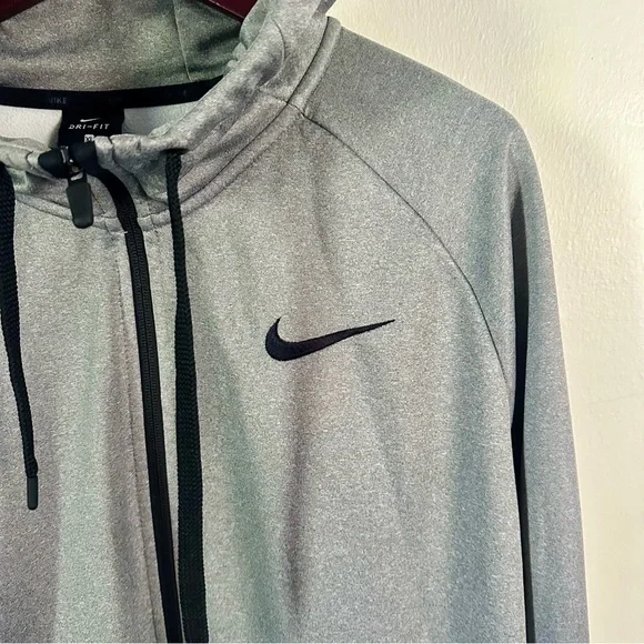 🥂SOLD🥂NIKE Dri-Fit XL Men’s Grey Zip Hooded Jacket - Picture 3 of 7